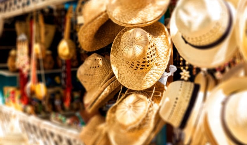Des chapeaux en vente au street market de Varadero.