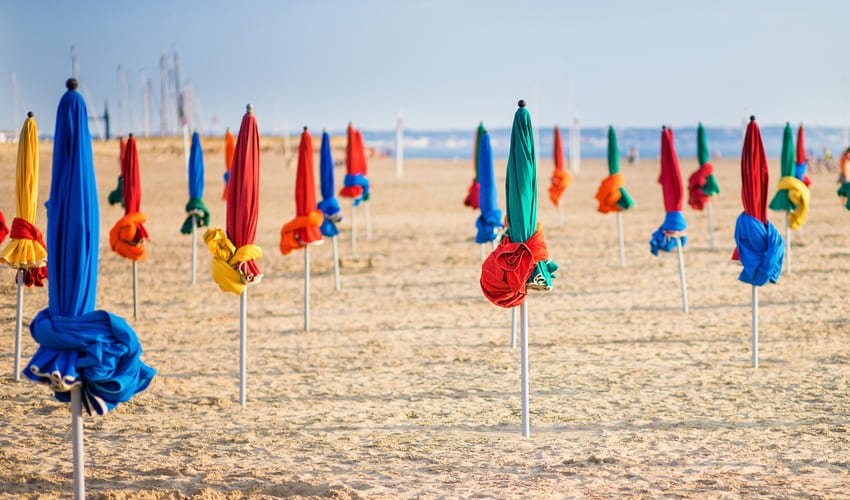 Les parasols colorés de la plage de Deauville.