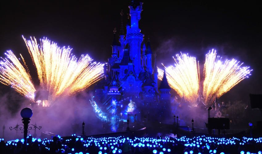 Feu d'artifice tiré à Disneyland Paris lors d'une soirée spéciale.