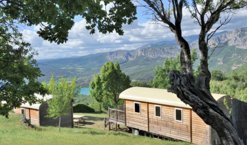 Camping avec vue sur le lac de Sainte-Croix dans les Alpes françaises.