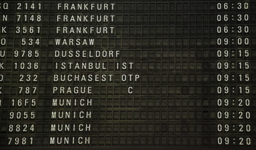 Panneau d'affichage avec quelques destinations proposées par Cdiscount voyages.
