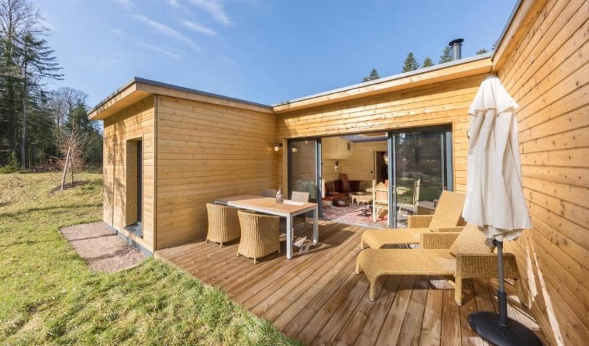 Terrasse d'un cottage posé au milieu de la nature au Center Parcs Les trois forêts.