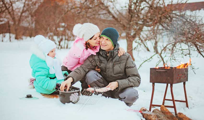 Une famille en plein pique-nique en hiver