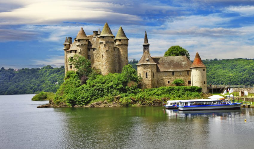 Le château du Val, une visite incontournable lors de vacances en Corrèze.