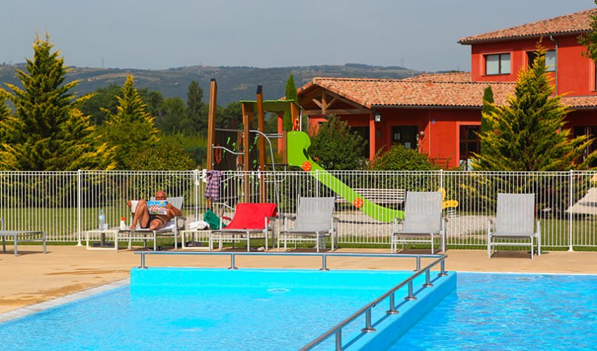 Piscine et aire de jeux du Domaine du Lac, une résidence Vacancéole à côté de Valence - Drôme