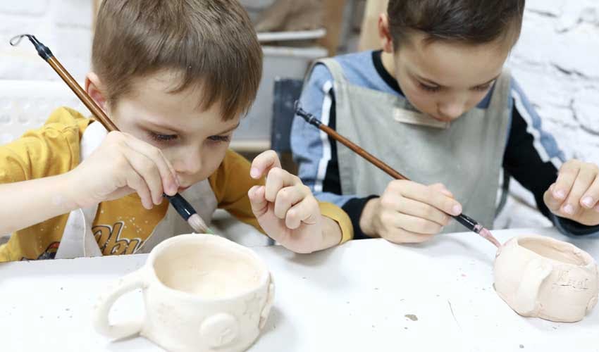 Atelier de poterie avec deux jeunes garçons
