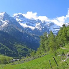 Camping dans les Alpes près des pistes de ski et des chemins de randonnées