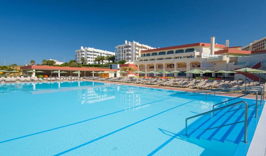 Vue de la piscine du Club Lookéa Palmeiras en Algarve.