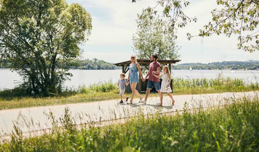 Famille se promenant paisiblement au bord du lac