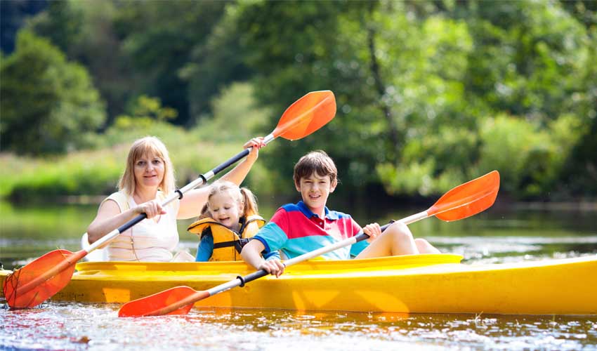 Maman et ses enfants font du kayak
