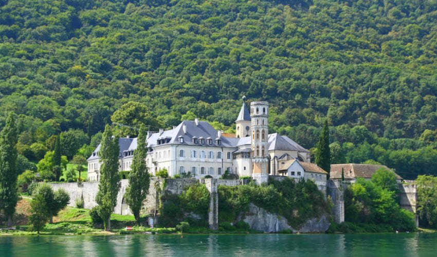 L'abbaye royale d'Hautecombe sur les rives du lac du Bourget.