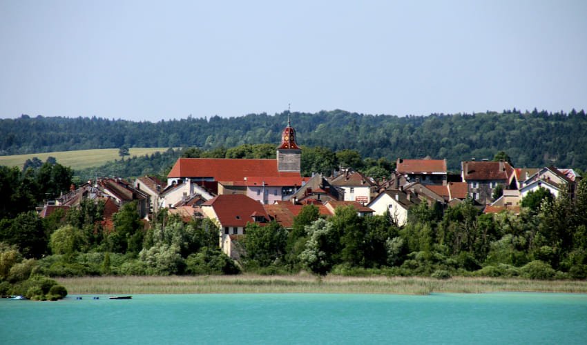 Village de Clairvaux dans le Jura.