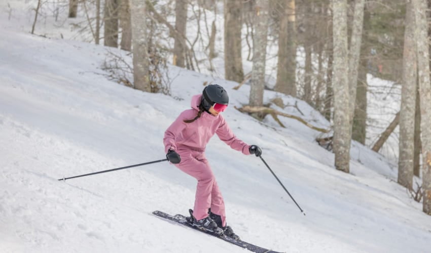Une jeune fille ski dans la station juracienne des Rousses.