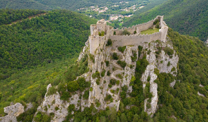 Vue aérienne du château de Puilaurens en pays Cathare.
