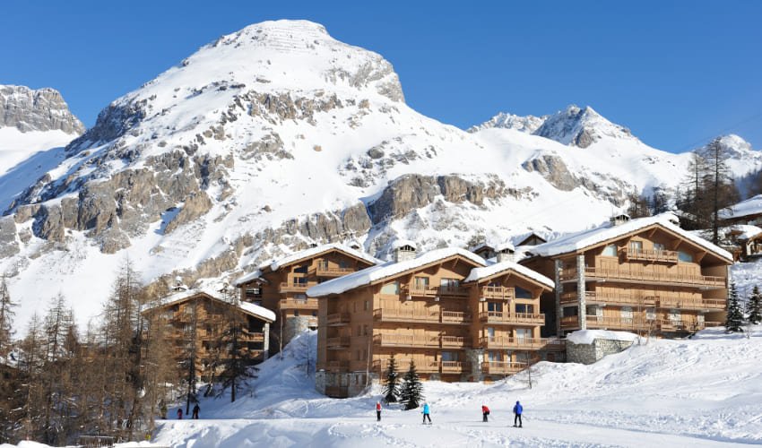 Des appartements en hiver dans la station de ski de Val d'Isère.