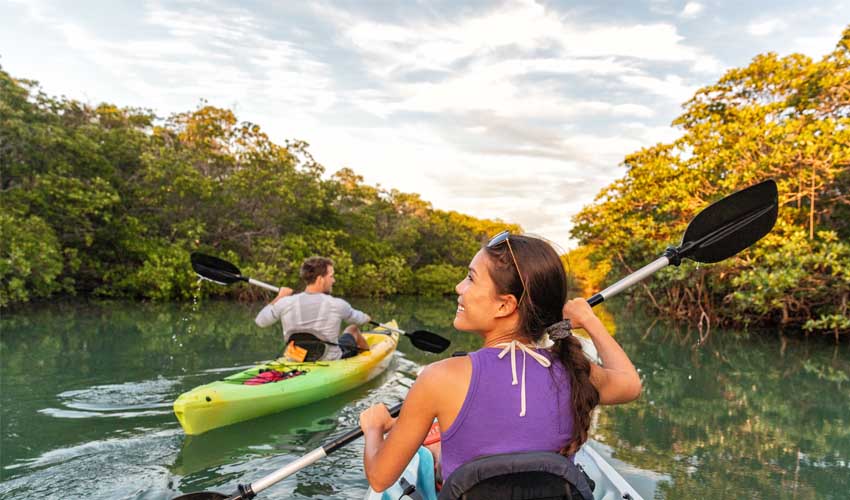 Un couple en kayak dans les Everglades en Floride