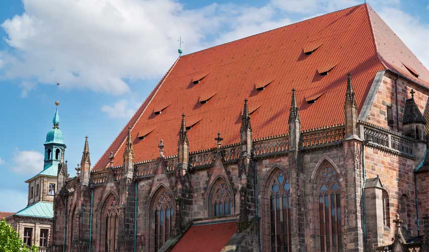 Façade de l'Eglise Saint Sebald en Allemagne , à Nuremberg