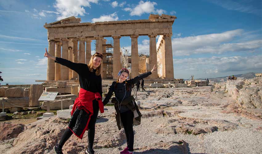 Mère et fille en Grèce devant l'acropole