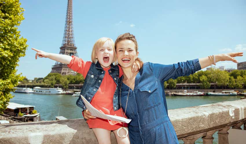 Mère et fille devant la Tour Eiffel