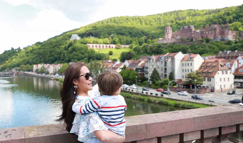 Une mère indiquant a son fils un magnifique château en Allemagne
