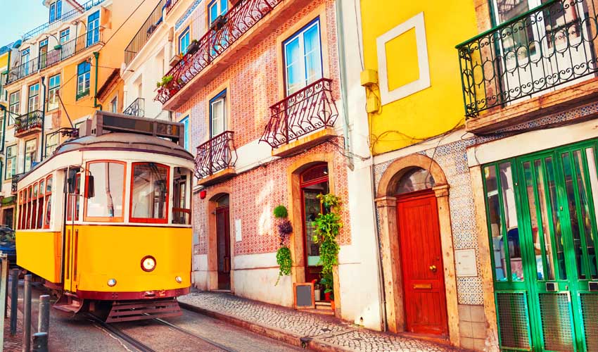 Un tramway passant dans un quartier de Lisbonne au Portugal