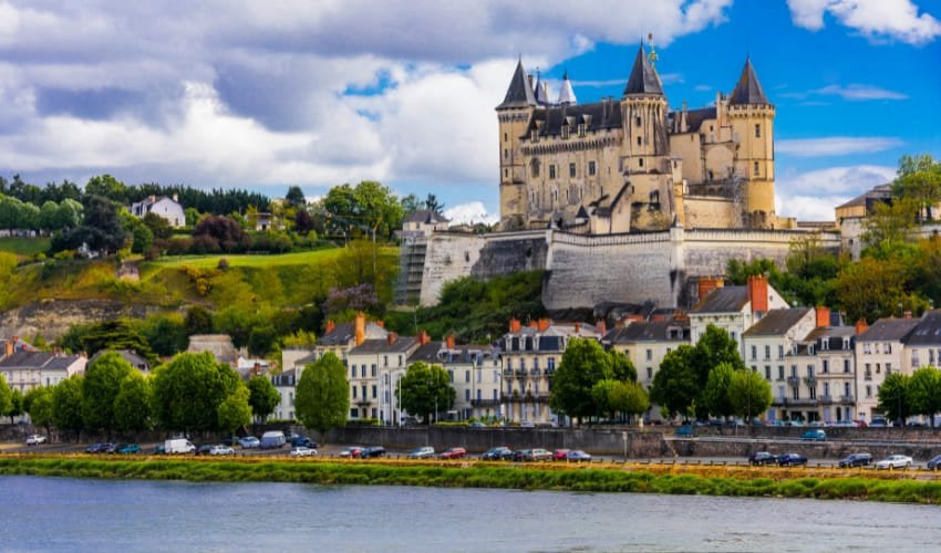 Le château de Saumur domine la Loire au printemps.