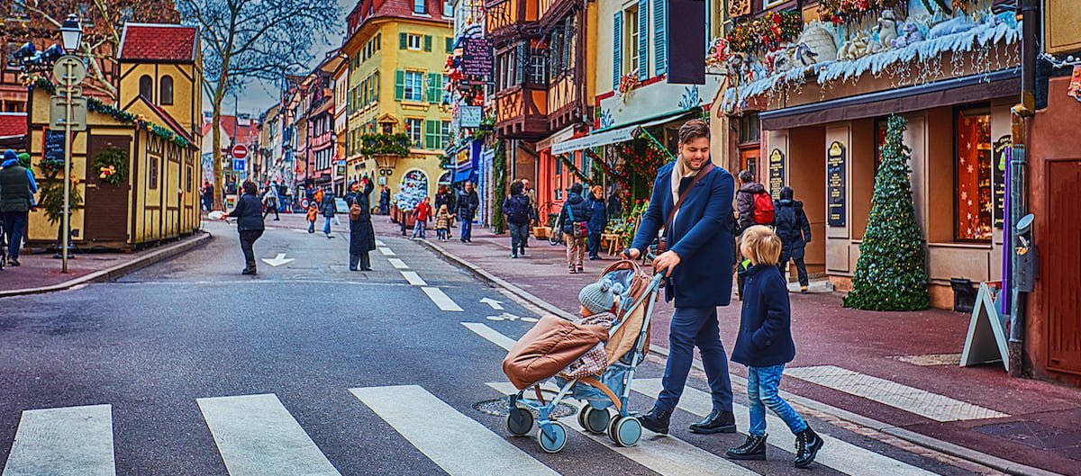 Une famille en vacances en Alsace visite Colmar.