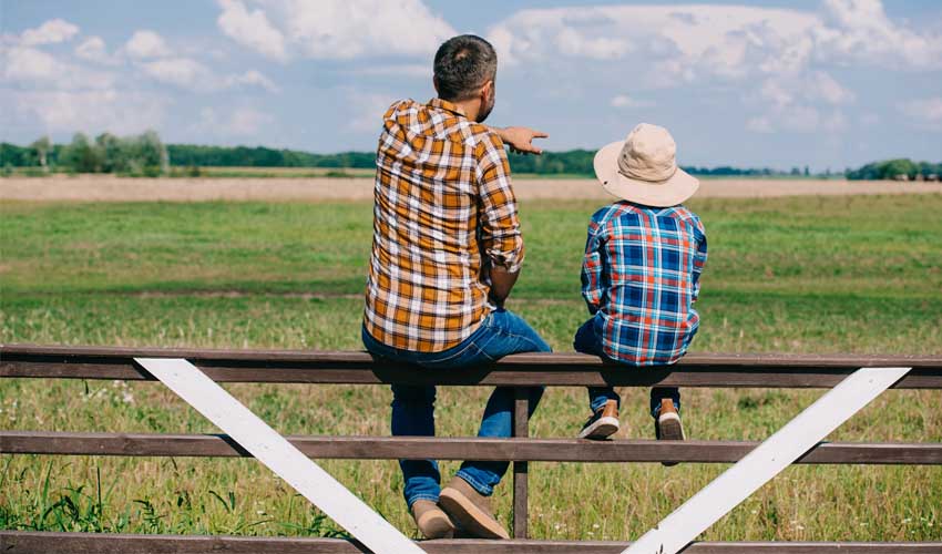 Père et fils dans un champ