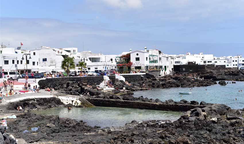 Se baigner dans les piscines naturelles de Punta Mujeres en famille, à Lanzarote