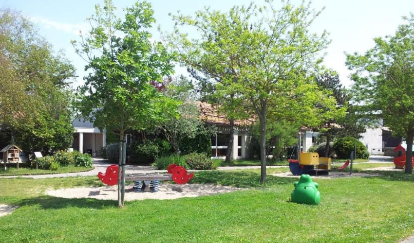 Parc avec jeux pour enfants du village VVF « Île de Ré Les Salines » de port d’Ars-en-Ré 