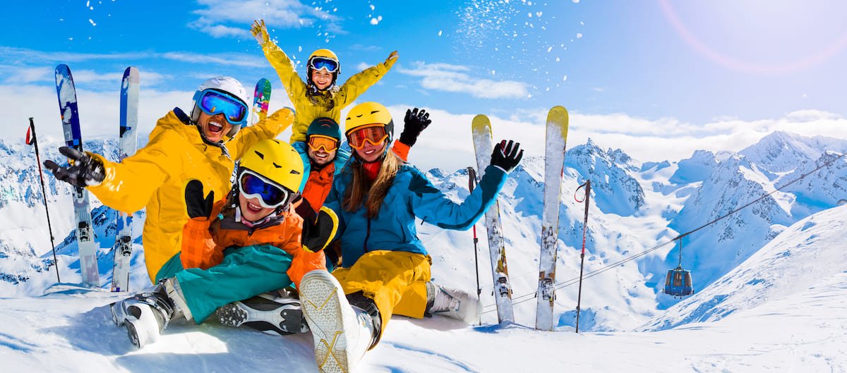 Une famille en vacances au ski avec Pierre & Vacances.