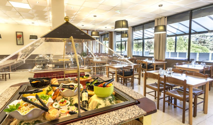 Buffet salade et salle de restaurant d'un club Azureva.
