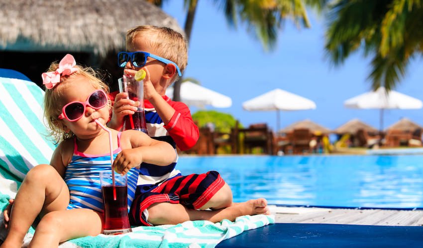 Une petite fille et son jeune frère profitent de vacances en famille à prix réduit.