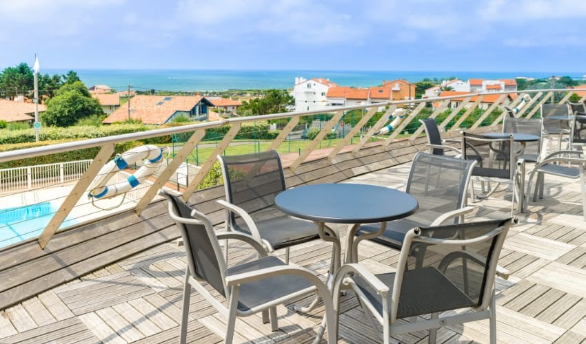 Terrasse du restaurant du village à thème d'Anglet avec vue sur l'océan Atlantique.