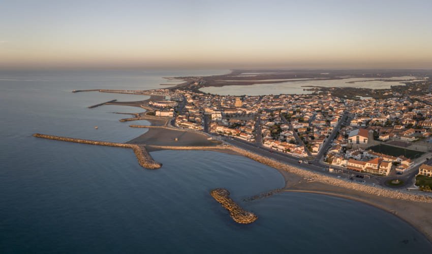 Vue aérienne des Saintes-Marie-de-la-Mer.