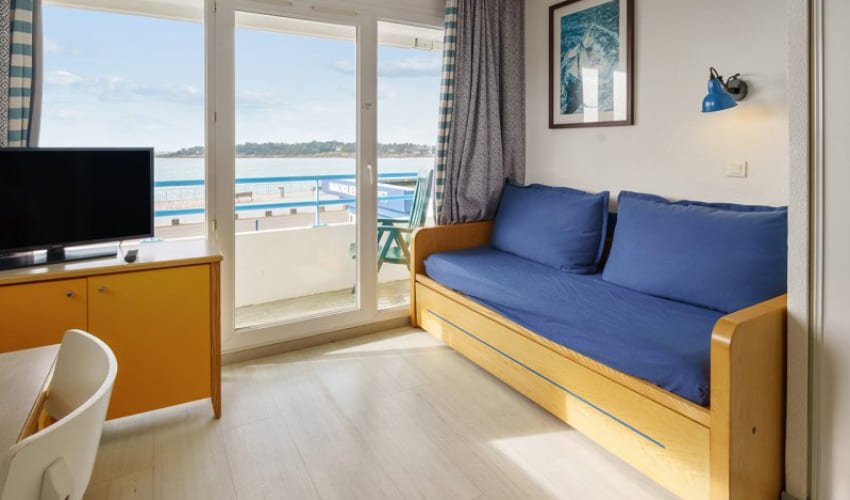 Salon avec vue sur mer d'un appartement de la résidence de la Corniche de la Plage.