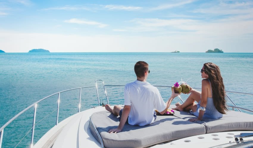 Un couple en croisière dans les caraïbes sur un catamaran.