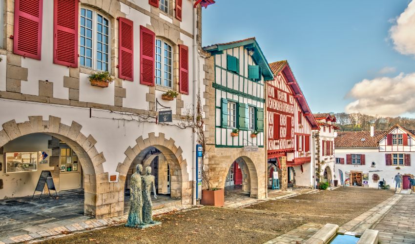 Une rue colorée de la La Bastide-Clairence.