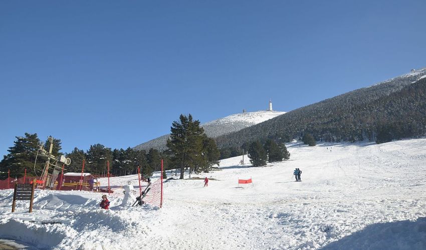 Faire du ski dans la station du Mont Serein en hiver