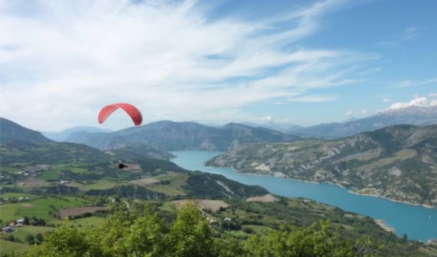 S’envoler en parapente au-dessus du lac de Serre-Ponçon