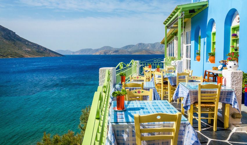 Un restaurant avec une vue exceptionnelle sur l’île d’Eubée