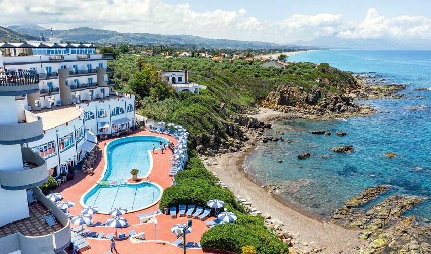 Le club Marmara Cefalu surplombe la plage et la mer Méditerranée