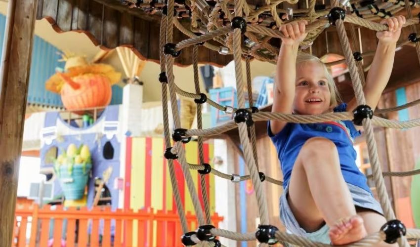Espace de jeux pour les enfants dans le Center Parcs Domaine Les 3 forêts.