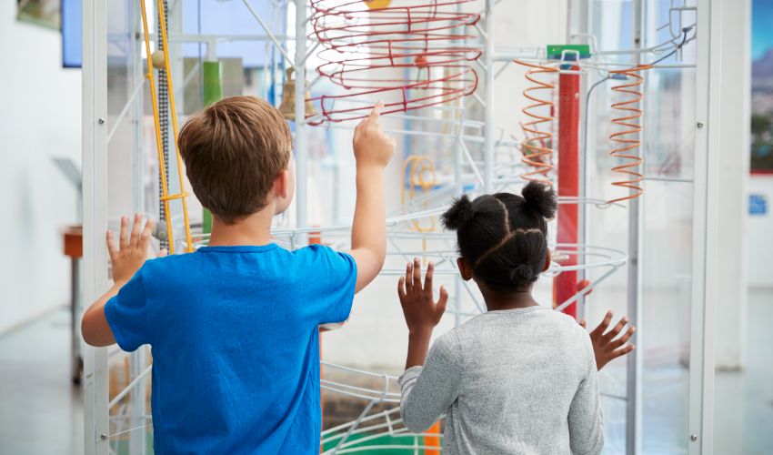 Deux enfants regargent une expérience scientifique