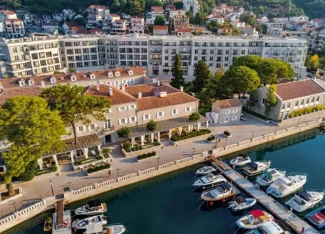 Lazure Hotel & Marina
