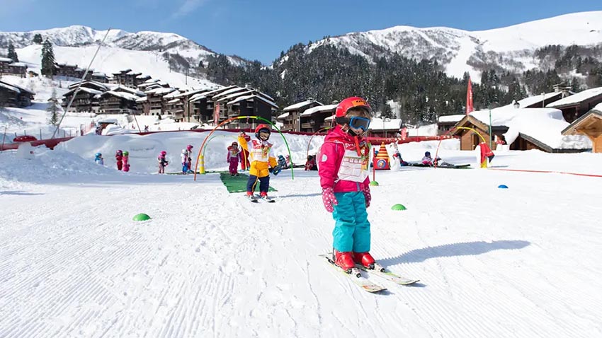 Enfant sur des skis au Villages Clubs du soleil Valmorel