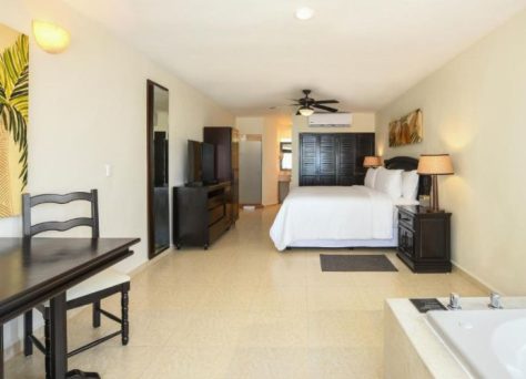 Hidden Beach Au Naturel Resort : chambre jusqu'à 2 personnes