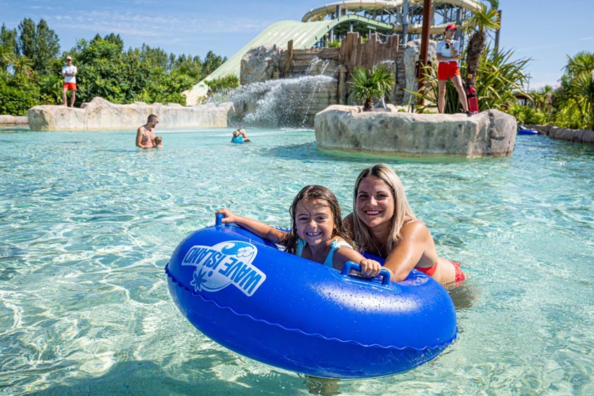 Maman et fille dans une piscine