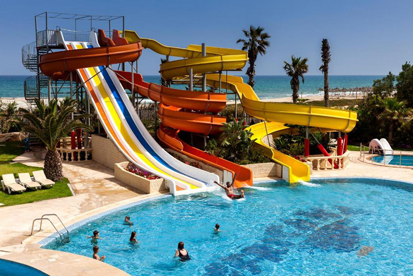 Infrastructure aquatique avec toboggans colorés