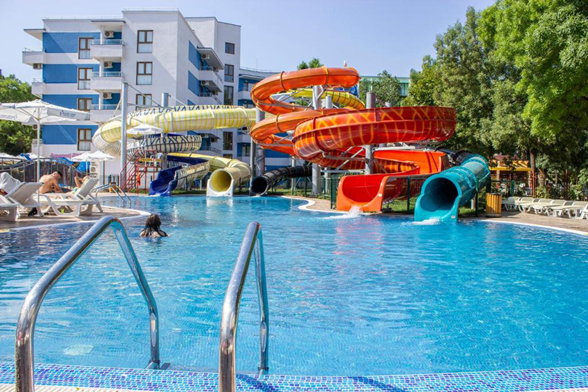 piscine et toboggans aquatiques